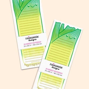 以下が含まれることがあります： ネギのデザインのノートパッド2冊。各ノートパッドには、緑と黄色で描かれた笑顔のネギのイラストと、書き込み用の水平線があります。ノートパッドのサイズは8.9 x 21.6 cmです。