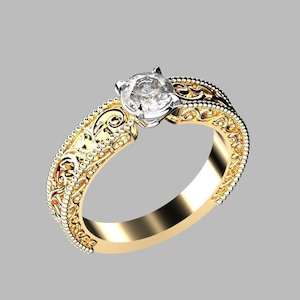 Peut inclure: Une bague dorée avec un motif filigrané orné. La bague présente une grosse pierre précieuse ronde et transparente sertie dans un sertissage à quatre griffes. La bande est ornée de volutes complexes et de bords perlés, créant une esthétique vintage.