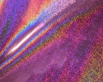 Op de afbeelding: Een close-up van een iriserende paarse stof met een holografische afwerking. De stof heeft een subtiele glans en een textuur.