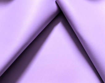 Può includere: Due pezzi di tessuto morbido di colore lavanda piegati a forma di V, creando un'apertura triangolare al centro.