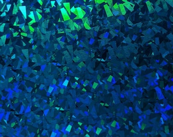 Puede incluir: Primer plano de un material azul iridiscente con un patrón geométrico texturizado. El material tiene un efecto brillante y holográfico.