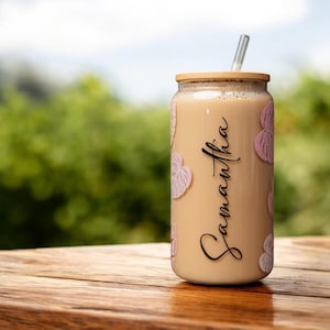 Personalized Glass Can with Floral Print, Name, Bamboo Lid and Glass Straw – Ideal Gift for Her, Stylish & Functional Drinkware K45