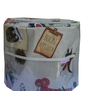 Könnte beinhalten: Eine beige und braune Stoff-Geräteabdeckung mit einem rot-weiß karierten Muster. Die Abdeckung hat eine Tasche mit einem weißen Riemen und ein Etikett mit der Aufschrift "Buon Appetito!" in brauner Schrift.
