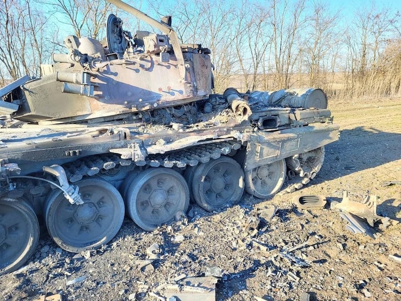 Mini-Schlüsselanhänger-Flaschenöffner-Token eines russischen Kampfpanzers aus verbranntem Panzer 90 aus der Ukraine, Designornament Bild 3
