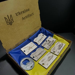 Ukraine Set mit 7 Schlüsselanhängern, Tokens von russischen Kampffahrzeugen, Schlüsselanhänger aus verbrannter Rüstung, Kriegsmaschinen in der Ukraine recycelt, Geschenk-Box Flagge