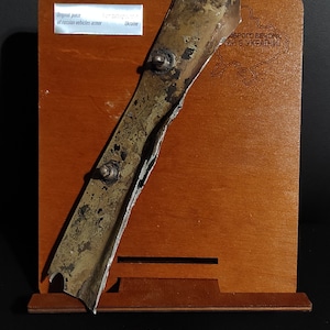 Einzigartiges riesiges militärisches Geschenk, große recycelte Flugzeughaut SU 25, Originalhaut von abgeschossenem SU25, recycelter Rüstungsstahl, Standmilitär-Souvenir