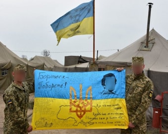 Bandiera dell&#39;Ucraina firmata dai soldati delle forze armate ucraine della 92a brigata dipinta da un artista ucraino