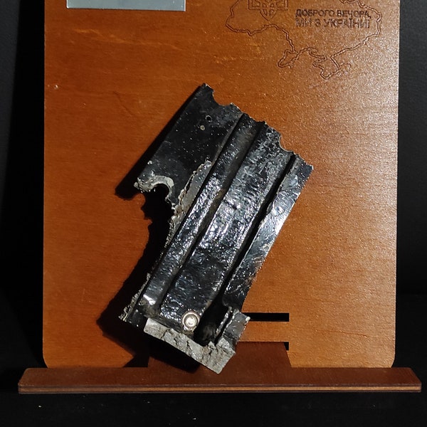 Decoración enorme pieza de avión, enorme pieza de piel de fuselaje KA52 cocodrilo, reliquias de la guerra de Ucrania, piezas de recuerdos del KA52 ruso quemado, soporte de madera