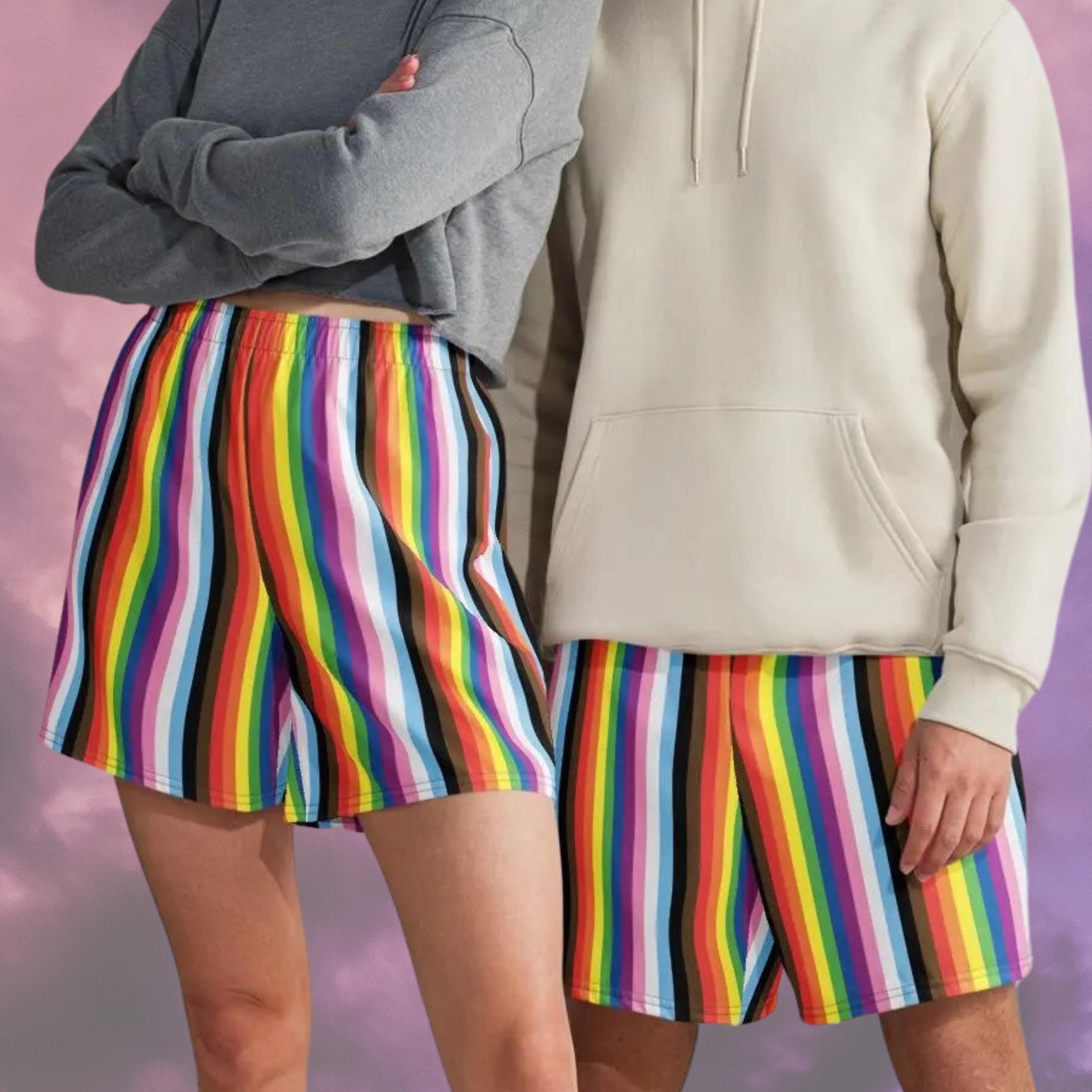 ストライププライドショーツ：リサイクルポリエステルLGBTQIA+アス 