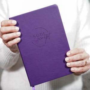 Puede incluir: Un diario morado con las palabras "SOUL script" en relieve en la portada.