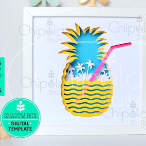 Puede incluir: Un marco blanco con una piña amarilla y azul con una pajita rosa en su interior. La piña está compuesta por palmeras y olas superpuestas. El marco tiene el texto "Chipola Studio" en la parte superior e inferior.