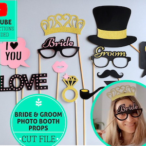 Puede incluir: Un conjunto de accesorios para fotomatón de boda, que incluyen letreros con "Bride", "Groom" y "We DO!", además de gafas, un bigote, un sombrero de copa y un anillo de diamantes. Los accesorios están sobre palos de madera.