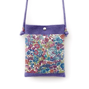 Handgemachte Umhängetasche aus Liberty-Stoff mit Blumendruck, Lila Tasche aus reiner Wolle mit Vordertasche für Frauen