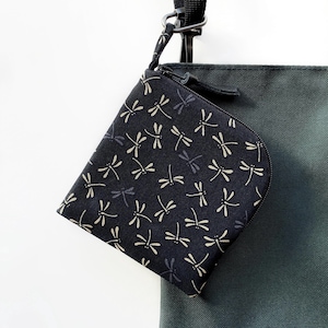 Monedero de libélula negra hecho a mano, pequeño bolso con cremallera de tela de algodón japonés, mini monedero para hombre y mujer, monedero de bolsillo.