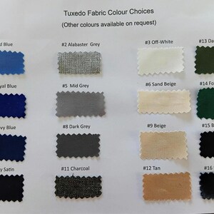 K&ouml;nnte beinhalten: Eine Stofffarbkarte mit dem Titel Tuxedo Fabric Colour Choices, die sechzehn rechteckige Stoffmuster mit gezackten R&auml;ndern zeigt. Die Farben umfassen Mid Blue, Alabaster Grey, Off-White, Dark Sage, Royal Blue, Mid Grey, Sand Beige, Forest Green, Navy Blue, Dark Grey, Beige, Black, Navy Satin, Charcoal, Tan und Black Satin.