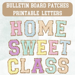 Puede incluir: Letras imprimibles que deletrean "Home Sweet Classroom" en colores pastel con acentos de purpurina dorada. Las letras están en una fuente de estilo universitario.