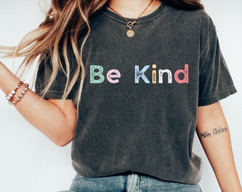 Komfortfarben Be Kind Shirt, Retro Kindness Graphic Tee