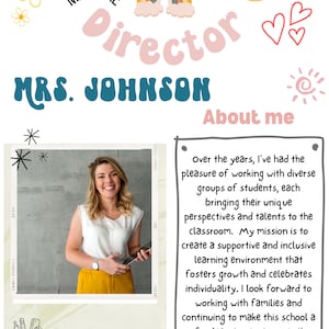 Op de afbeelding: Een glimlachende vrouw met blond haar staat voor een witte muur en houdt een tablet vast. De tekst "Meet the Director Mrs. Johnson" staat bovenaan de afbeelding. De tekst "About me" staat onderaan de afbeelding. De tekst onder "About me" beschrijft de ervaring en missie van de vrouw als directeur.
