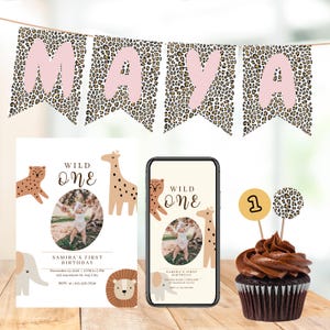 Può includere: Un tema per festa di compleanno con uno striscione con il nome "MAYA" in lettere rosa su sfondo leopardato. Include inviti, un mockup di telefono, decorazioni per cupcake e un cupcake. Il tema è "Wild One" con illustrazioni di animali safari.