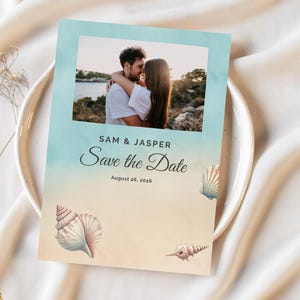 Plantilla para guardar la fecha en la playa, invitación digital personalizada para anunciar una boda con conchas marinas, invitación de compromiso con conchas marinas, invitación PNG con foto de pareja con tema marino