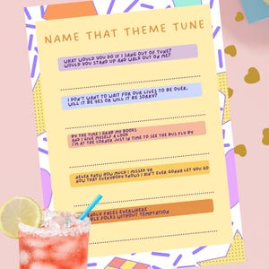 Puede incluir: Una tarjeta de juego imprimible con fondo amarillo y formas geométricas de colores. La tarjeta tiene el título "Name That Theme Tune" y enumera cinco letras de canciones con un signo de interrogación al final de cada letra.