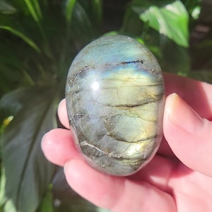 Labradorite Palm Stone With Gold and Blue Flash, Crystal Palm Stone, Polished Labradorite Crystal, Flashy Labradorite Pocket Stone LP12