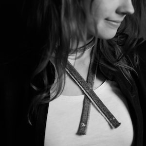 Denim Choker, Blauwe denim choker, Upcycled denim ketting, Gerafeld denim, Street fashion, remade jean choker, casual stijl, gemaakt door YoursAgain