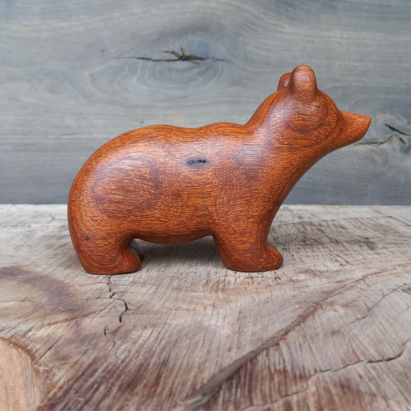 Figurine sculptée à la main « L'ours » - statue en bois imparfaite - petite sculpture - décoration de chambre en bois minimaliste - bois de rose africain exotique