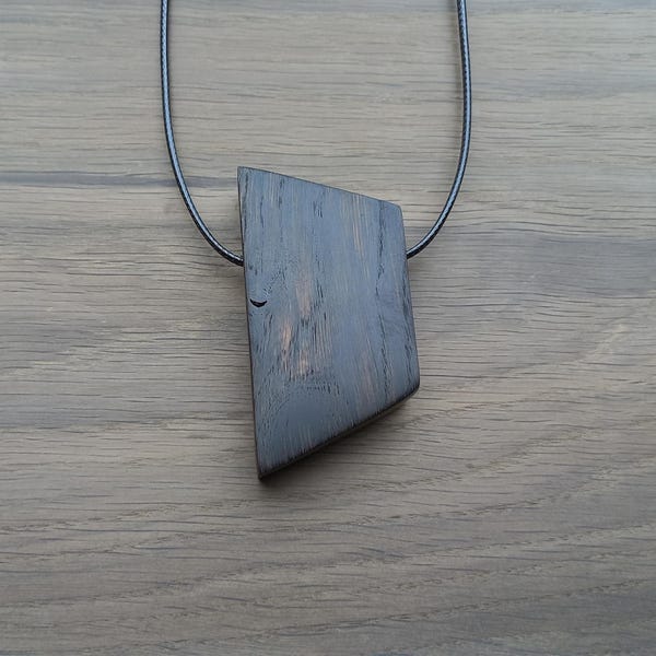 Ciondolo in legno di quercia palustre intagliato a mano: collana geometrica tribale