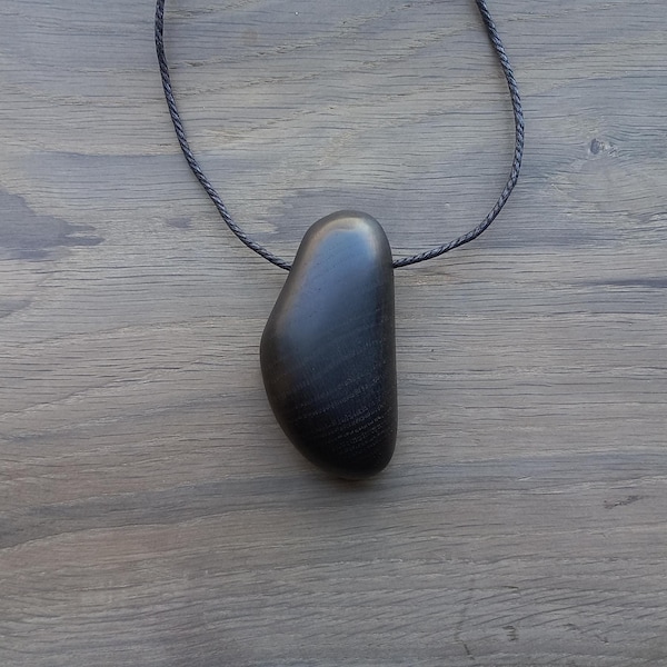 Ciondolo in quercia di palude intagliato a mano: collana talismano Wabi Sabi