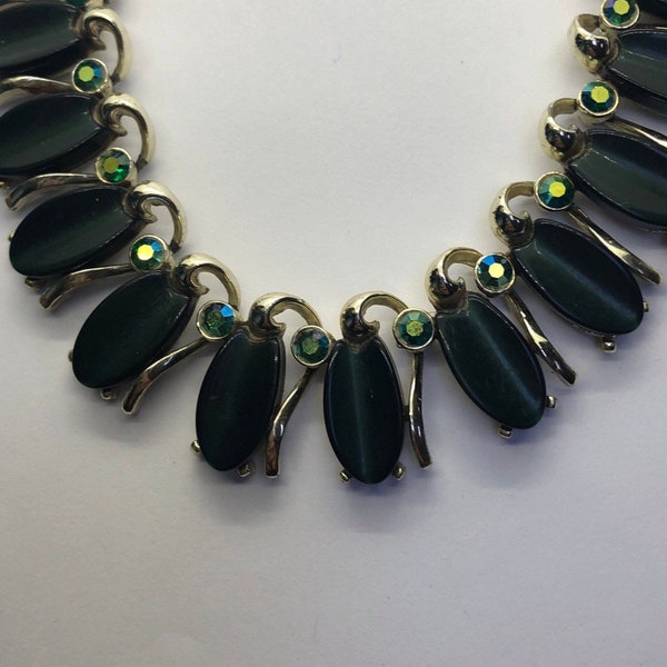 Beautiful Vintage Green iridescent Necklace, 14” L to 17” L Adjustable Necklace