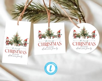 Könnte beinhalten: Weiße Weihnachtsetiketten mit einer Illustration von Elfen, einem Weihnachtsbaum und dem Text "Merry Christmas". Die Etiketten sind rechteckig und rund, mit braunem Faden.