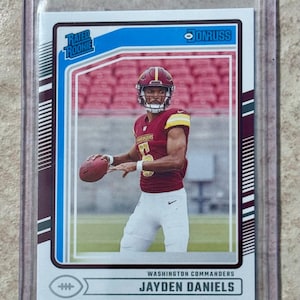 Tarjeta de novato con calificación RC n.° 389 de Jayden Daniels de Panini Donruss 2024