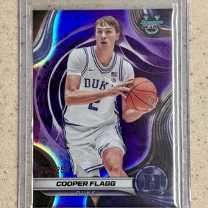 2024-25 Bowman University Mejor Cooper Flagg #16 Purple Refractor #d/250 RC Tarjeta de novato RC Duke Blue Devils Dallas Mavericks #1 en general