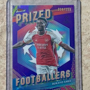 Topps Finest UEFA 2023-24 Bukayo Saka/299 met paarse refractor bekroonde voetballers