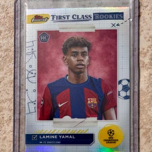 2023-24 Topps Finest Refractor UCL Lamine Yamal Novato de primera clase RC #FR1 Barcelona