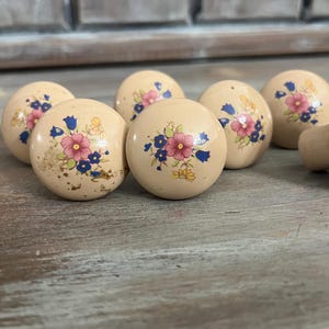 Lot de 7 boutons de tiroir vintage en céramique florale - Boutons d'armoire couleur pêche cottage, quincaillerie de meubles shabby chic, décoration rétro des années 70 et 80