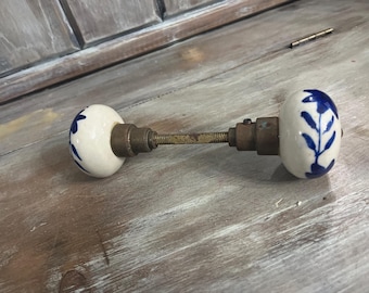 Juego de pomos de puerta de porcelana azul y blanca vintage, pomo de cerámica floral, husillo, herrajes de granja estilo rústico chinoiserie, tirador de armario