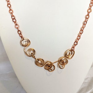 Handgefertigte gemischte Halskette aus Metall, Bronze Spiralen auf Kupfer-Kette - ein Unikat