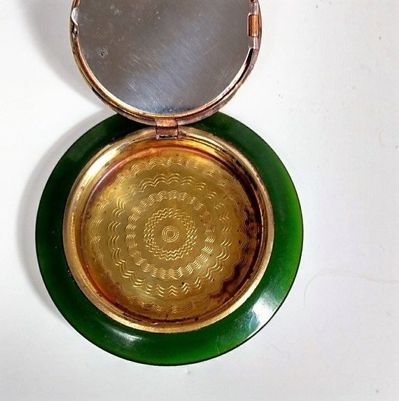 Vintage Bakelite make-up compact with floral need… - image 4