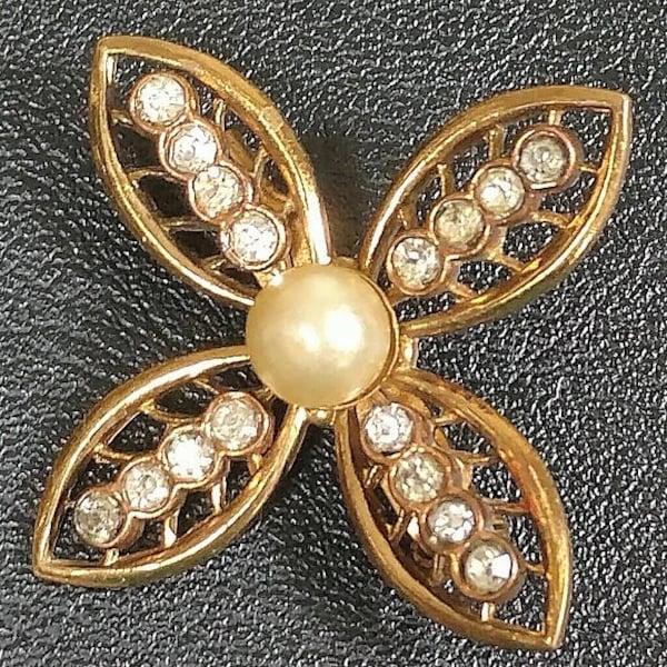 Coro art deco flower brooch with rhinestones and pearl, script signed, 1930s - 1940s vintage pin