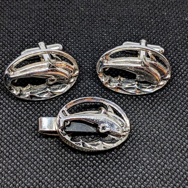 Silver Toned Textured Dolphin Cufflinks Silver Toned Textured Dolphin Cufflinks