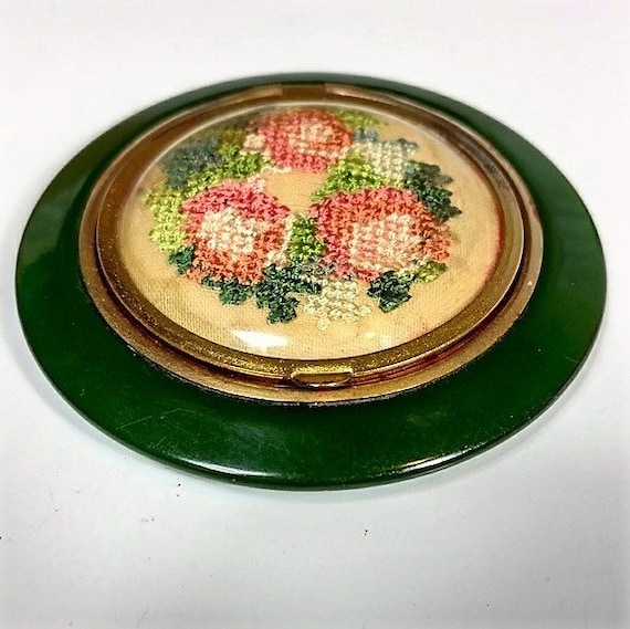 Vintage Bakelite make-up compact with floral need… - image 7