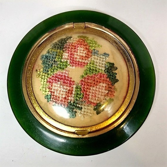 Vintage Bakelite make-up compact with floral need… - image 1