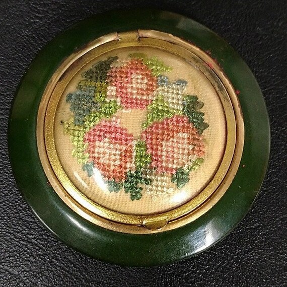 Vintage Bakelite make-up compact with floral need… - image 2