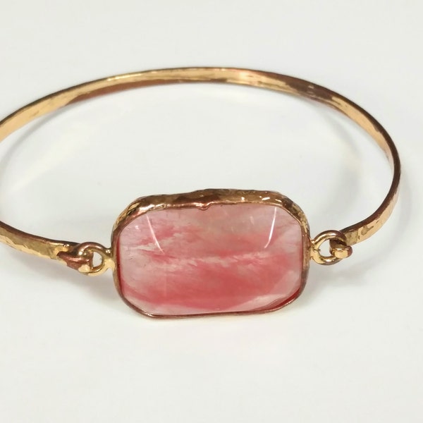 Pink and Gold tone Tension Cuff Bracelet Vintage Semi-Translucent Swirled Pink Lucite Rectangular Cabochon Hammered Metal Thin Boho Chic