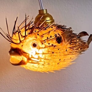 Luminária artesanal em formato de baiacu, 7-10 polegadas: Decoração náutica para bar tiki com tampo de latão em formato de porco-espinho.