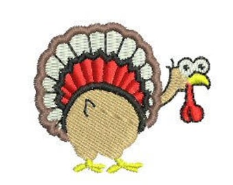 Puede incluir: Diseño de pavo bordado con cuerpo beige, cola en forma de abanico roja y negra, y pico y patas amarillas. El pavo sostiene una carúncula roja. Adecuado para ropa y proyectos de manualidades.