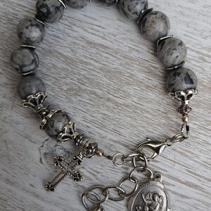 Rosenkranz Armband. Katholisches Geschenk. Geschenk für die Patin. Ein Jahrzehnt Rosenkranz. Kartenjaspis Steinperlen. Erstkommunion Armband. Personalisiertes Geschenk.