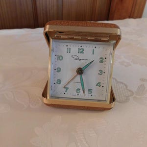 Puede incluir: Un juego de tres tazas de cerámica con acabado mate y moteado. Las tazas son de color crema, gris claro y gris oscuro. Cada taza tiene un diseño simple y minimalista.